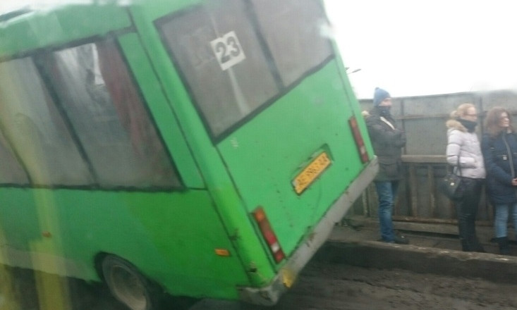 ДТП на Новом мосту: автобус чуть не перевернулся 