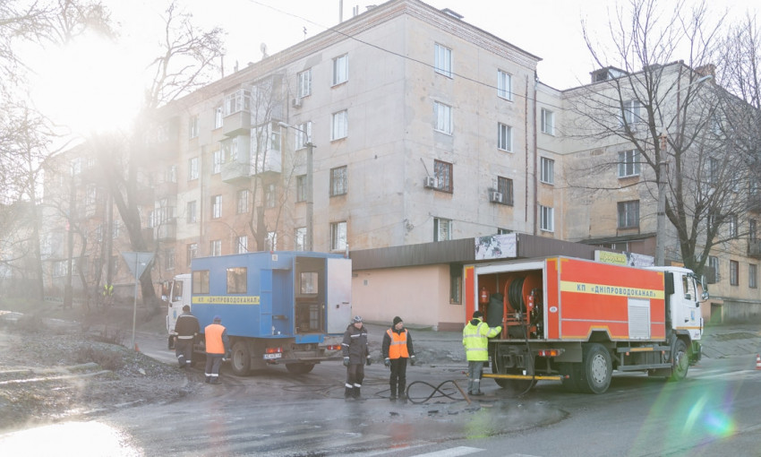 ЧП в Днепре: на проспекте Ивана Мазепы прорвало канализацию 