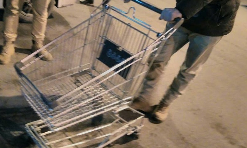 Под Днепром двое мужчин выкрали тележки из супермаркета 