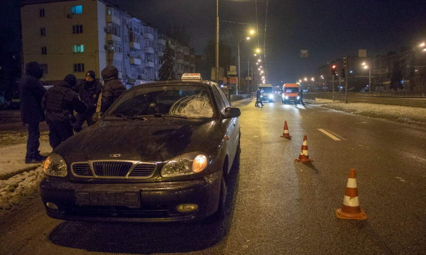 ДТП в Днепре: автомобиль такси сбил пешехода 