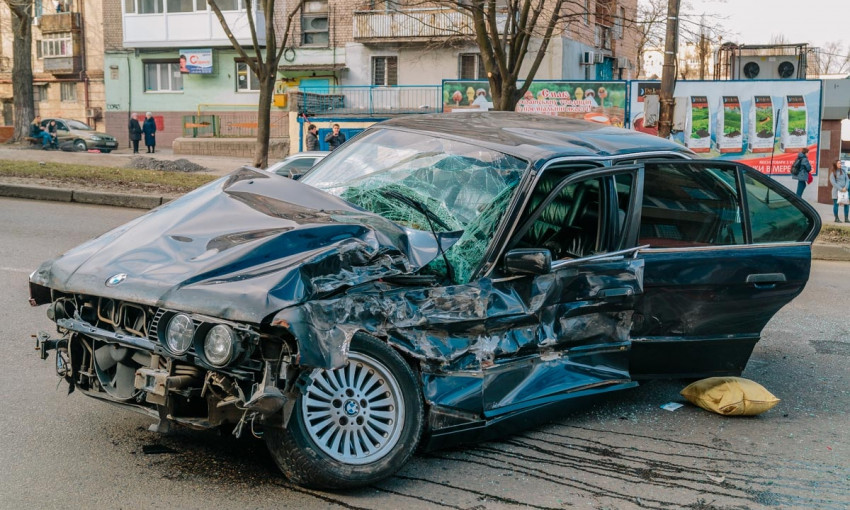 ДТП в Днепре: на Мазепы столкнулись BMW и автобус Ford