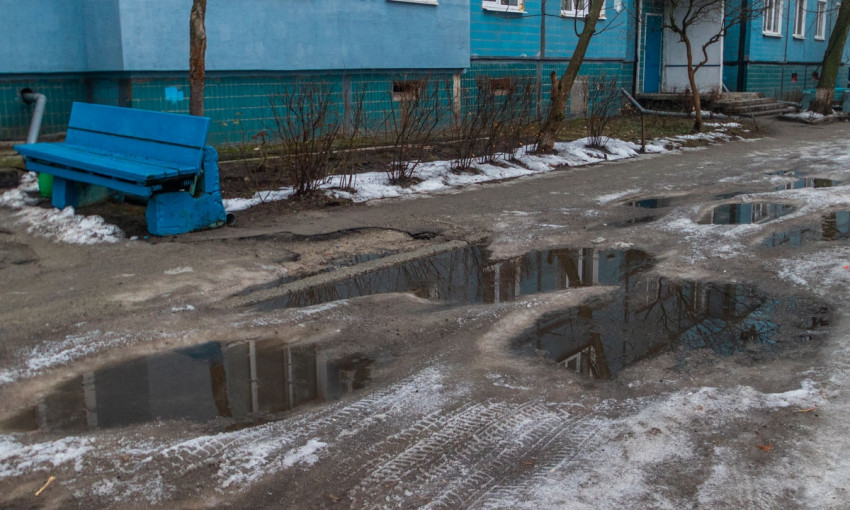 Мокрый Днепр: улица Гидропарковая превратилась в болото 