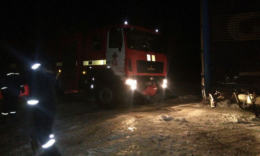 На Днепропетровщине из снежного заноса вытащили грузовик