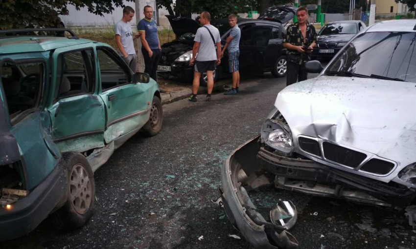 ДТП в Днепре: на Березинке столкнулись три авто 