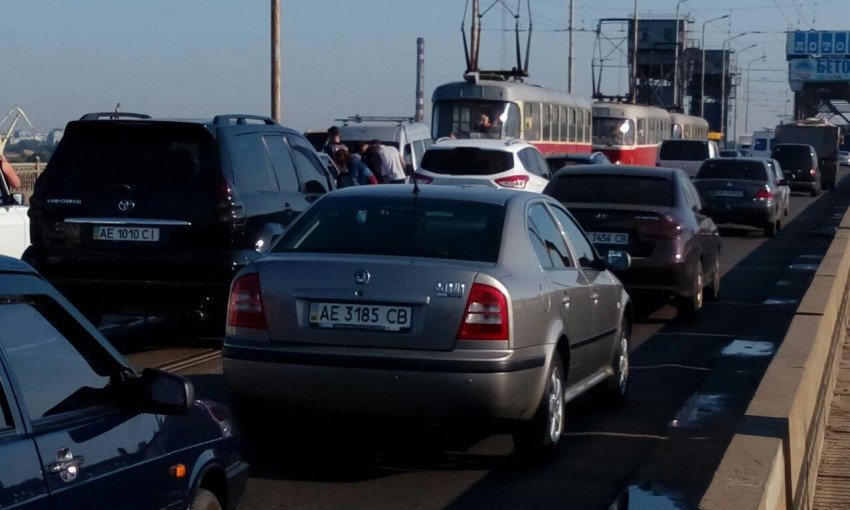 ДТП в Днепре: на мосту столкнулись три авто и трамвай 