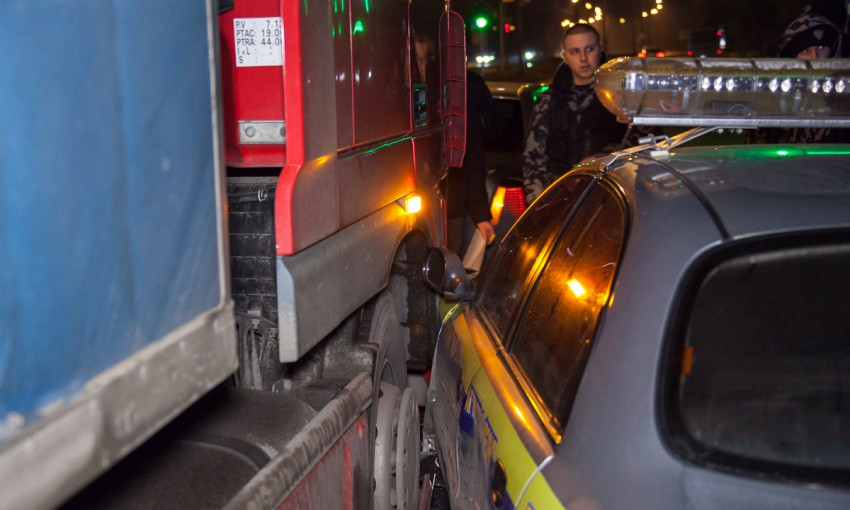 ДТП в Днепре: авто охранной фирмы врезалось в грузовую фуру 