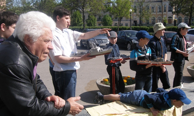 Под горсоветом запускают кораблики