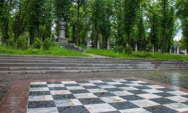 В Днепропетровском парке можно будет сыграть в огромные шахматы