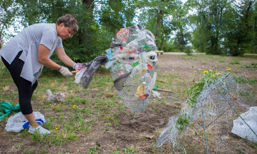 Креативный Днепр: горожане делают скульптуры из мусора 