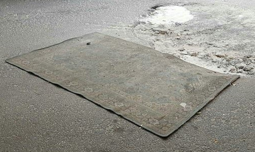 Парадоксы Днепра: дороги ремонтируют при помощи ковров 