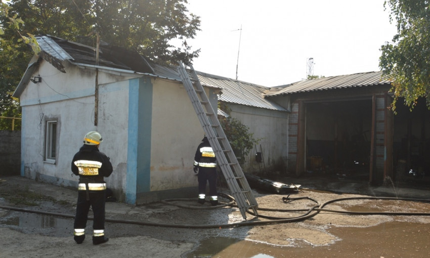Пожар в Днепре: сотрудники ГСЧС тушили гараж на территории «Водоканала»