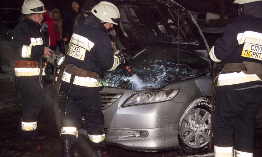 Пожар в Днепре: злоумышленники подожгли автомобиль 