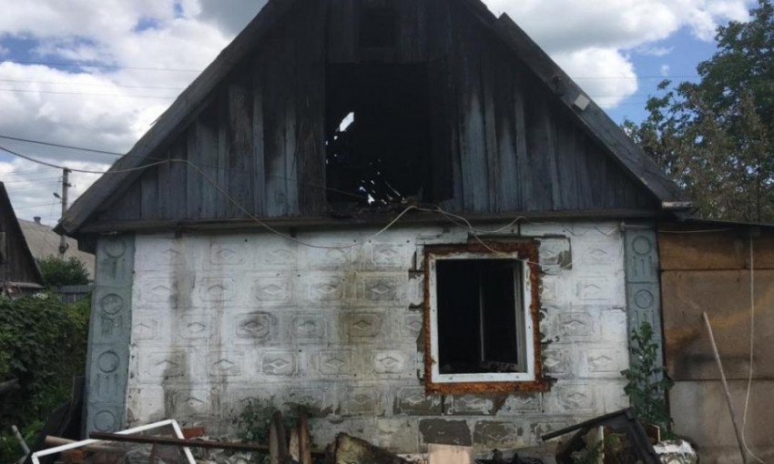 Пожар в Днепре: сотрудники ГСЧС тушили дом 