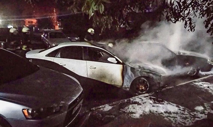 В Днепре пожарные тушили горящие автомобили на Левобережном-3