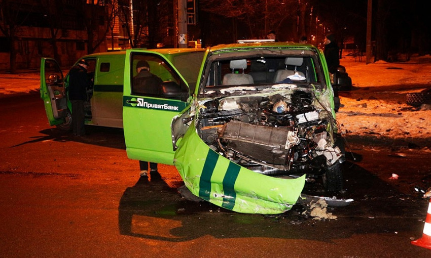 В Днепре авто инкассаторов ПриватБанка попало в аварию 