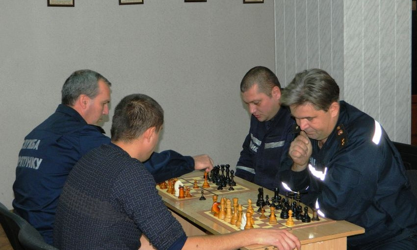 На Днепропетровщине спасатели играли в шахматы 