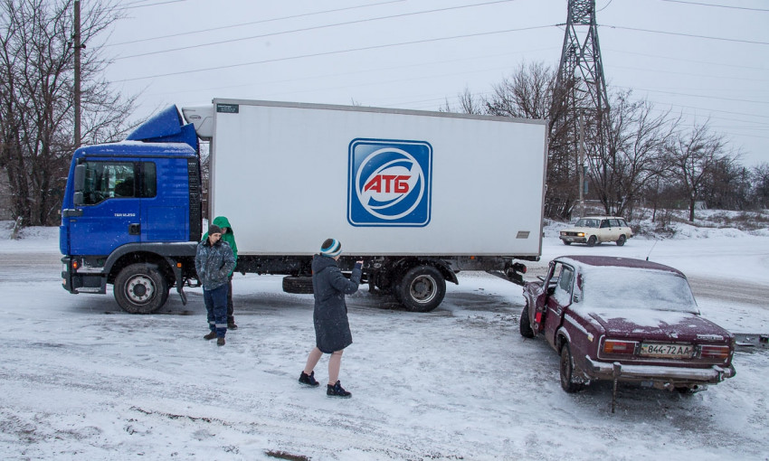 ДТП в Днепре: на дороге столкнулись ВАЗ и грузовик "АТБ"