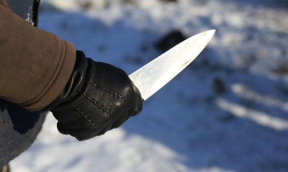 В Днепре двое мужчин ранили прохожего ножом 