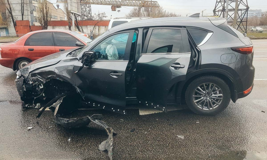 ДТП в Днепре: на Набережной Заводской столкнулись три авто