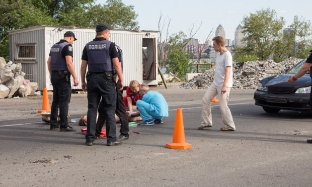 ДТП в Днепре: на Новом мосту автомобиль сбил ребенка (ФОТО+ВИДЕО 18+)