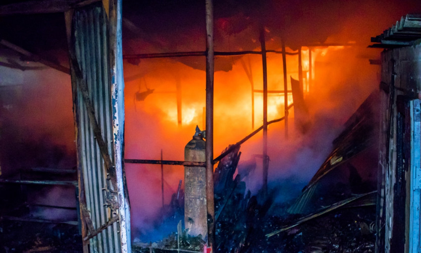 Пожар в Днепре: сотрудники ГСЧС тушили гараж на Игрени