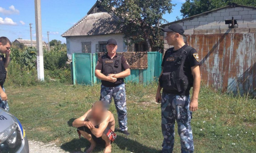 На Днепропетровщине пьяный вооруженный мужчина угрожал людям