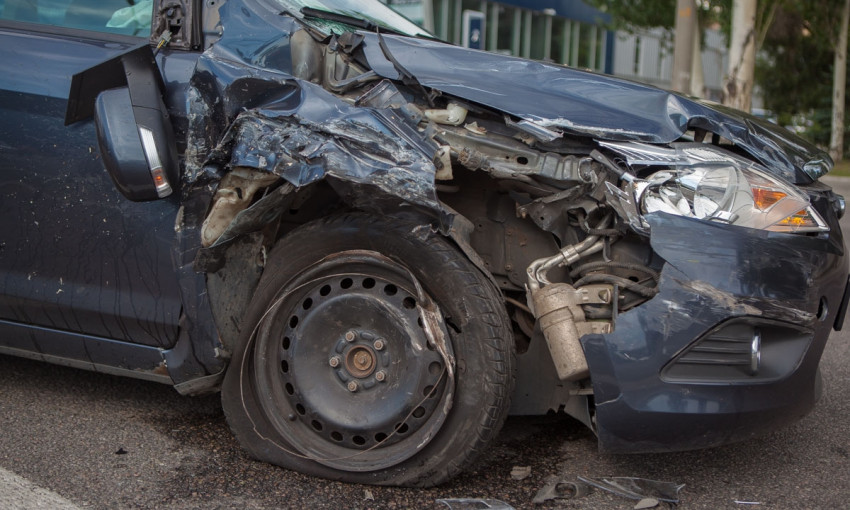 ДТП в Днепре: на Набережной Победы столкнулись два автомобиля 