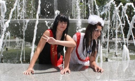 Мэр Днепра разрешил выпускникам купаться в фонтанах 