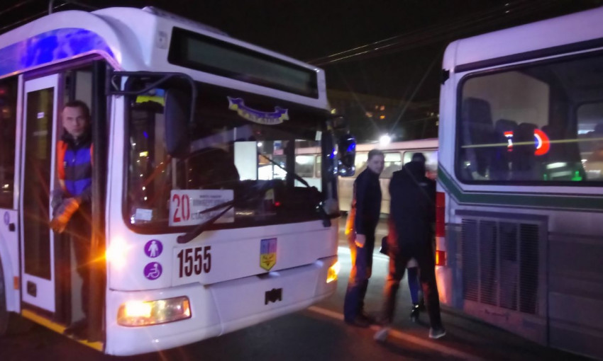 ДТП в Днепре: автобус Lotsman врезался в троллейбус 