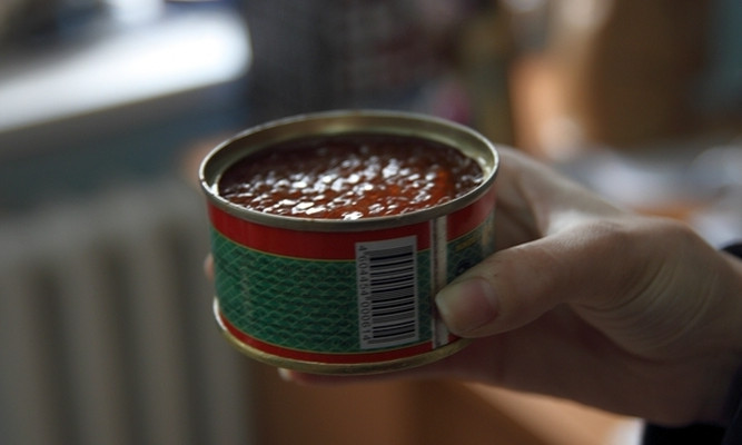 Захотелось вкусненького: жительница Днепропетровщины украла из магазина красную икру