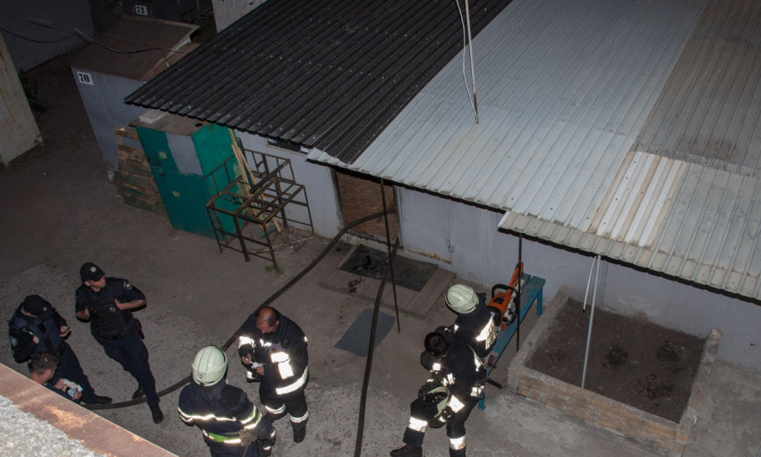 Пожар в Днепре: горел рыбацкий гараж в яхт-клубе 