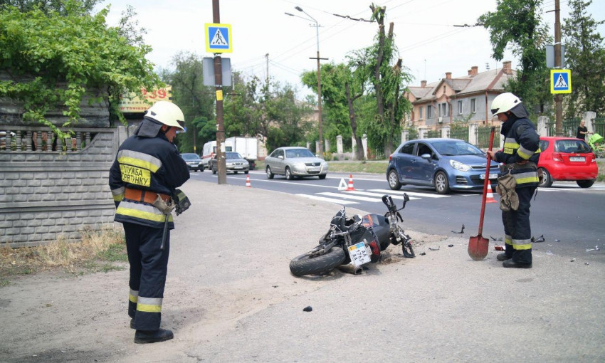 ДТП в Днепре: на дороге столкнулись авто и мотоцикл 