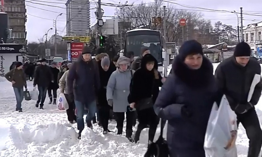 Снежный Днепр: горожане шли на работу пешком 
