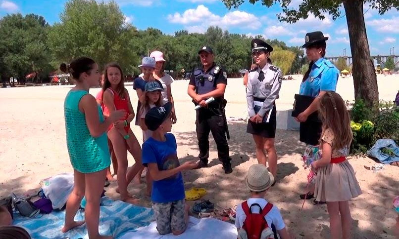 На Днепропетровщине спасатели учат отдыхающих выбирать пляжи