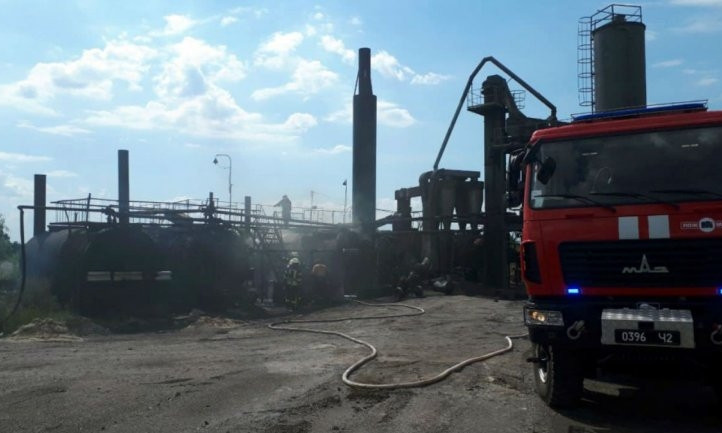 Пожар на Днепропетровщине: сотрудники ГСЧС тушили завод 