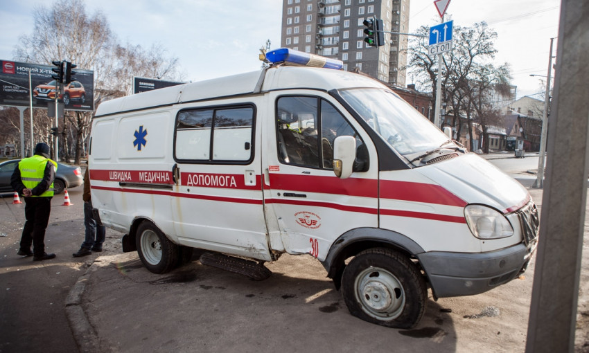 ДТП в Днепре: в скорой помощи пострадала фельдшер 