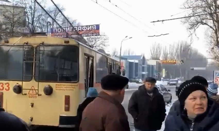 На Днепропетровщине пассажиров высадили из бьющегося током троллейбуса