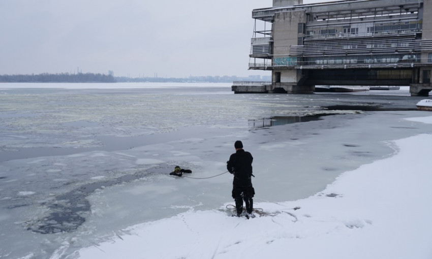 ЧП в Днепре: возле речпорта мужчина провалился под лед