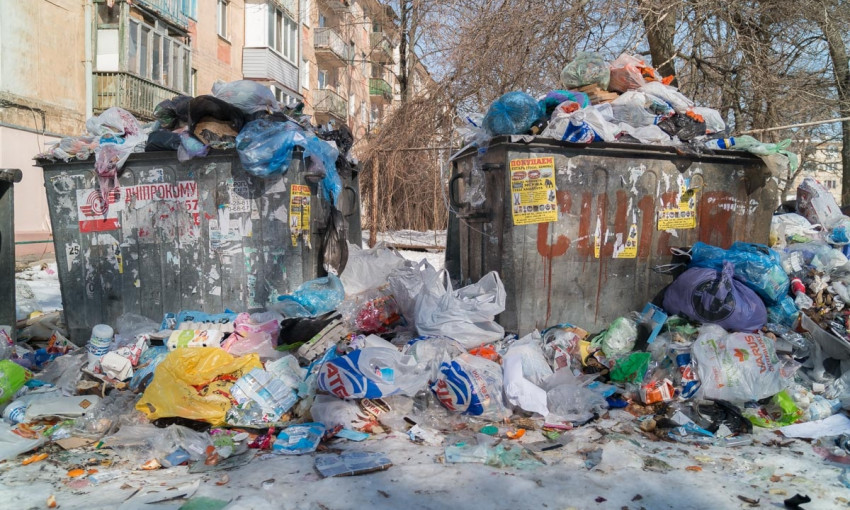 В Днепре один из дворов превратился в стихийную мусорную свалку 
