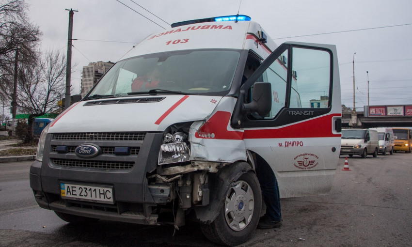 ДТП в Днепре: карета скорой помощи попала в аварию 