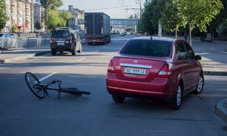 ДТП в Днепре: на Слобожанском велосипедист врезался в авто