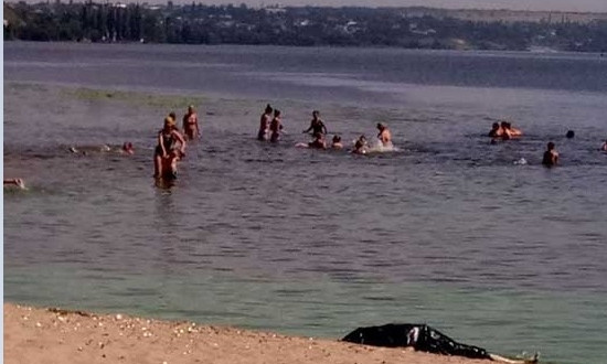 Жители Приднепровска купались рядом с трупом 