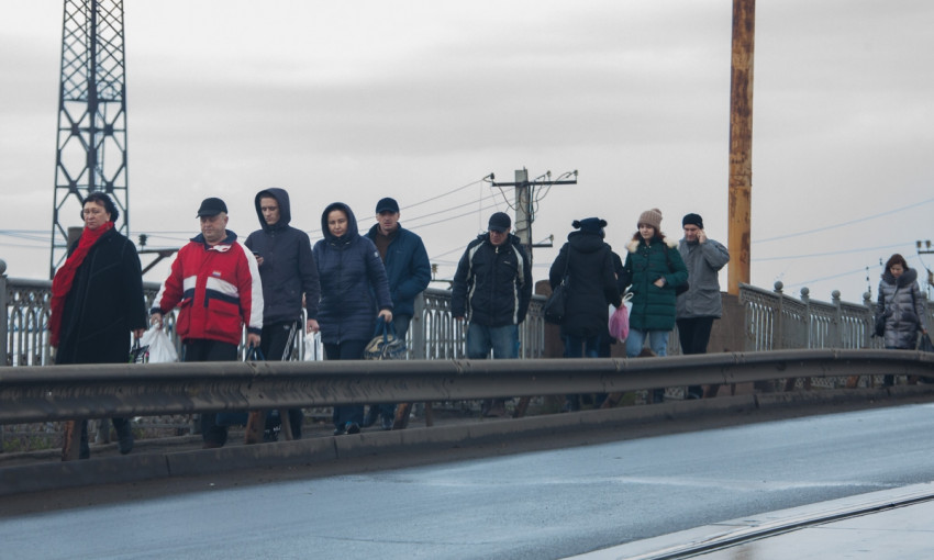 ДТП в Днепре: из-за аварии горожане шли пешком через мост
