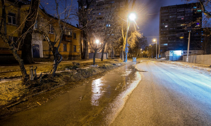 Мокрый Днепр: улицу Дмитрия Кедрина залило водой