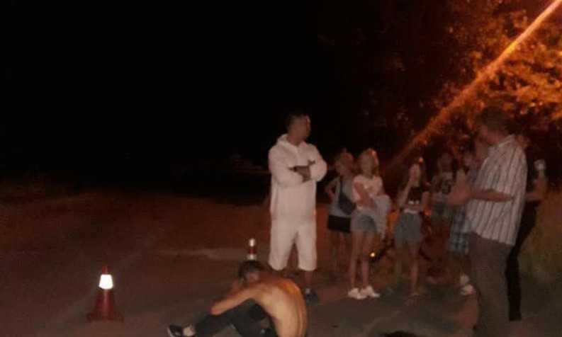В Днепре пьяный мужчина снимал штаны на детской площадке 