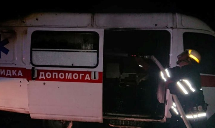 Пожар на Днепропетровщине: сотрудники ГСЧС тушили машину скорой помощи