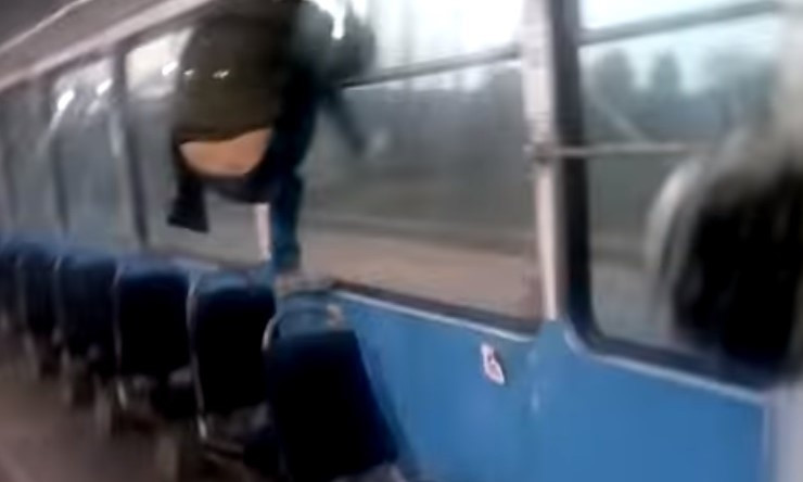 Жительница Днепропетровщины устроила драку в трамвае и вышла через окно