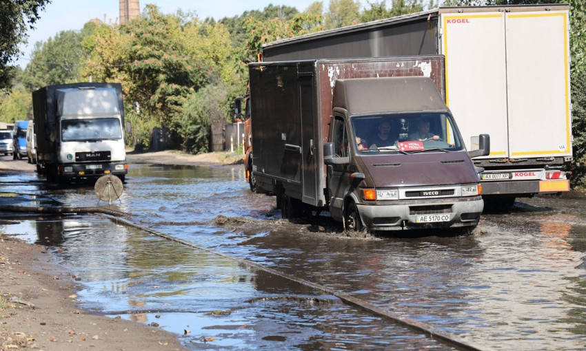 Мокрый Днепр: улицу Любарского затопило из-за аварии
