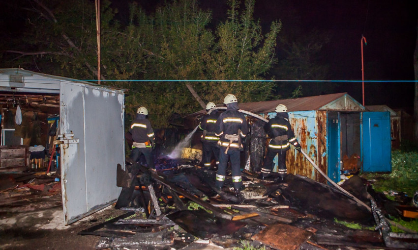 Пожар в Днепре: на проспекте Поля загорелся гараж