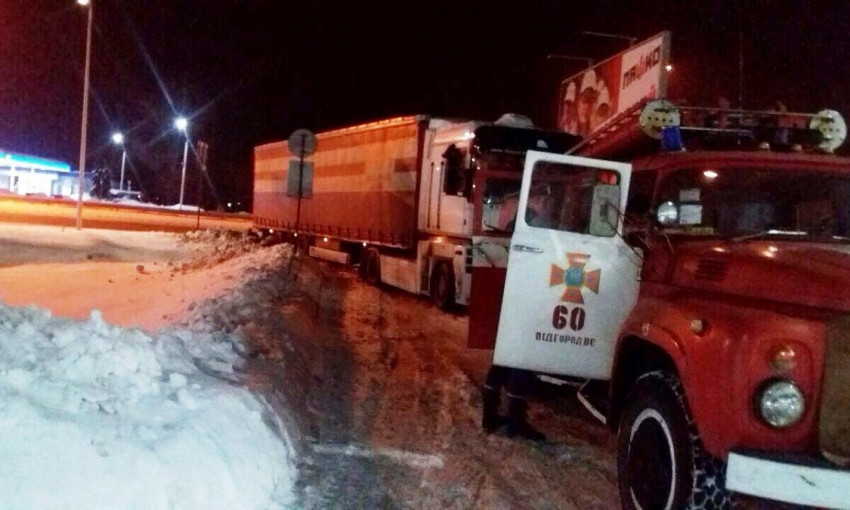 В Днепре спасатели вытаскивали грузовое авто из снега 